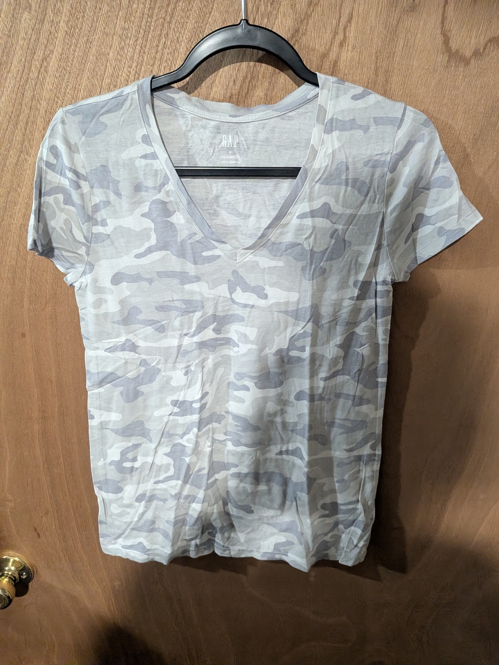 GAP Women's Light Gray Camo V-Neck Tee